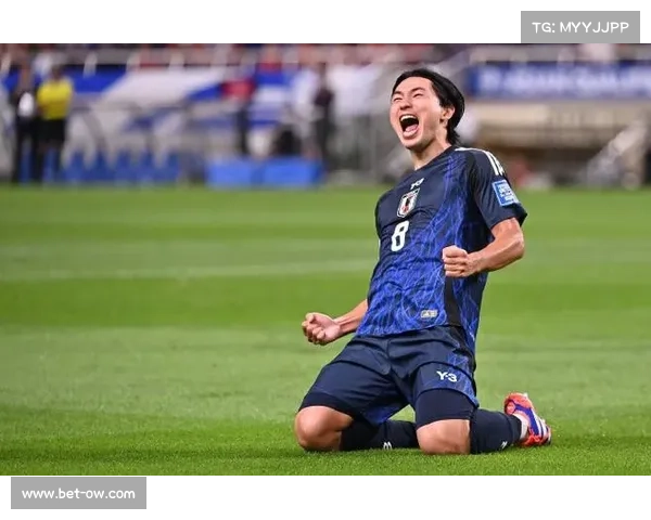 南野拓实在法国杯比赛中受伤被担架抬出，疑似膝伤严重